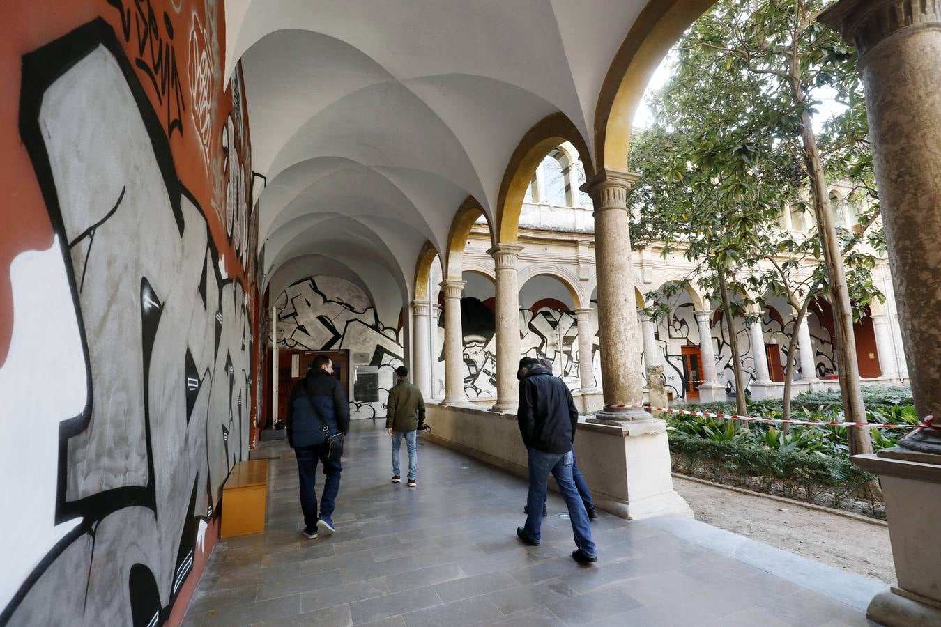 Parte del mural, en las paredes del claustro.