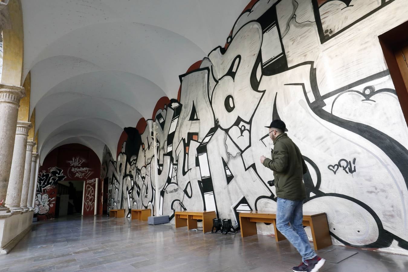 El Centro del Carmen ha eliminado el «arte efímero» del mural de PichiAvo (autor de la falla municipal) en las paredes del claustro renacentista. 