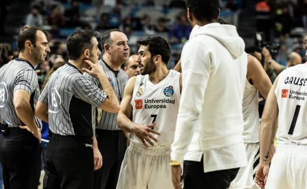 Facundo Campazzo, con Felipe Reyes tras él, con los árbitros de la final. 