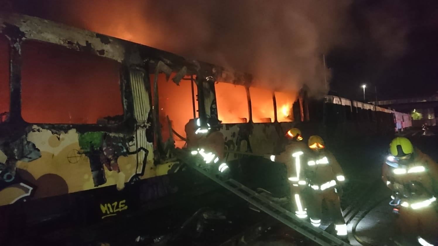 Un tren abandonado de Metrovalencia se ha incendiado esta tarde en unas intalaciones de FGV (Ferrocarrils de la Generalitat Valenciana) en Torrent.