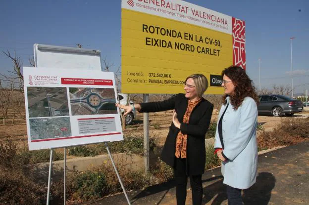 La consellera de Obras Públicas y la alcaldesa de Carlet miran el proyecto de la nueva rotonda. 