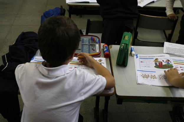 Un alumno de Primaria, en clase. 