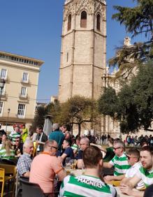 Imagen secundaria 2 - Ambiente festivo de los aficionados del Celtic en Valencia tras las detenciones de anoche