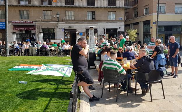 Imagen principal - Ambiente festivo de los aficionados del Celtic en Valencia tras las detenciones de anoche