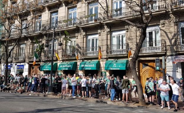 Ambiente festivo de los aficionados del Celtic en Valencia tras las detenciones de anoche