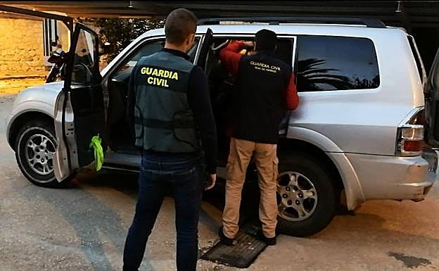 Registro del vehículo por parte del Servicio Cinológico de la Guardia Civil de Alicante.