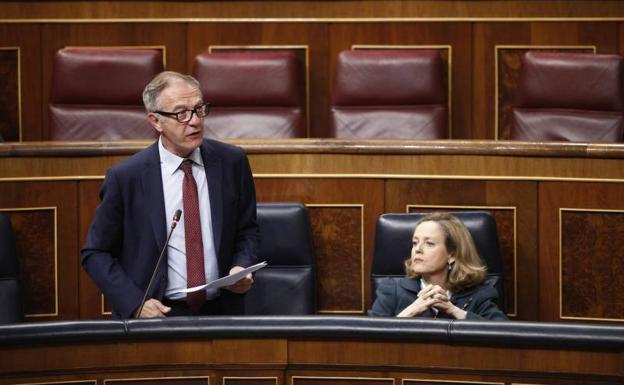 El ministro de Cultura y Deporte, José Guirao, junto a la ministra de Economía, Nadia Calviño, en el Congreso.