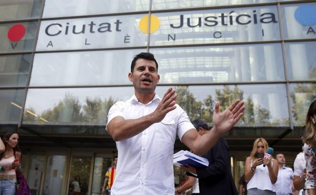 Javier Sánchez-Santos a las puertas de la Ciudad de la Justicia de Valencia.