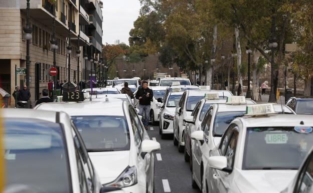 La Generalitat sigue con la tramitación del decreto para regularizar los VTC