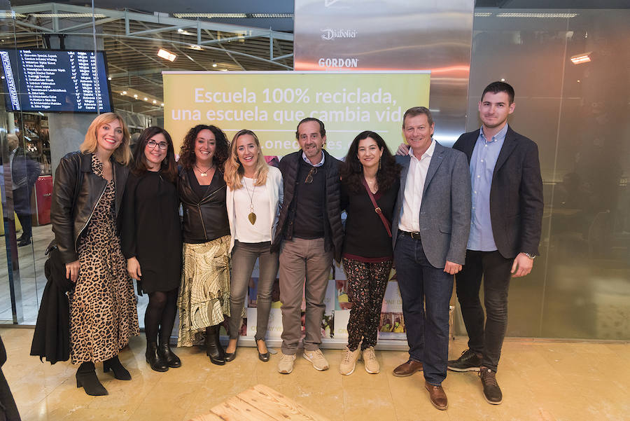 Políticos, empresarios, artistas, farmacéuticos, terapeutas, bancarios, comisarios o cocineros. Más de un centenar de valencianos acudieron el miércoles a la inauguración de la exposición de la fotógrafa Monia Antonioli 'Vente a Lamu', de la ONG valenciana One Day Yes, que permanecerá en Las cervezas del Mercado by BWK, en el Mercado de Colón, un par de meses. El objetivo de la exposición: sensibilizar a la ciudadanía de la situación de los niños en la isla de Lamu, en Kenia, e impulsar ayudas para mejorar su alimentación y educación.