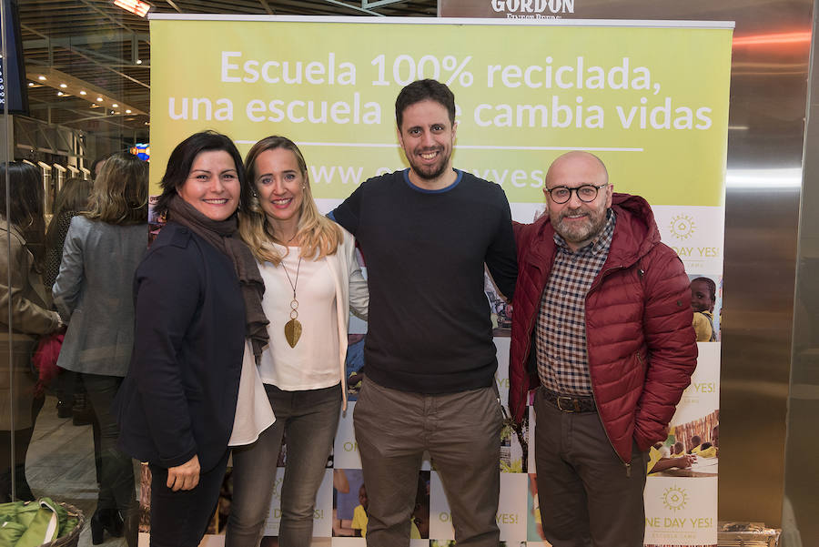 Políticos, empresarios, artistas, farmacéuticos, terapeutas, bancarios, comisarios o cocineros. Más de un centenar de valencianos acudieron el miércoles a la inauguración de la exposición de la fotógrafa Monia Antonioli 'Vente a Lamu', de la ONG valenciana One Day Yes, que permanecerá en Las cervezas del Mercado by BWK, en el Mercado de Colón, un par de meses. El objetivo de la exposición: sensibilizar a la ciudadanía de la situación de los niños en la isla de Lamu, en Kenia, e impulsar ayudas para mejorar su alimentación y educación.