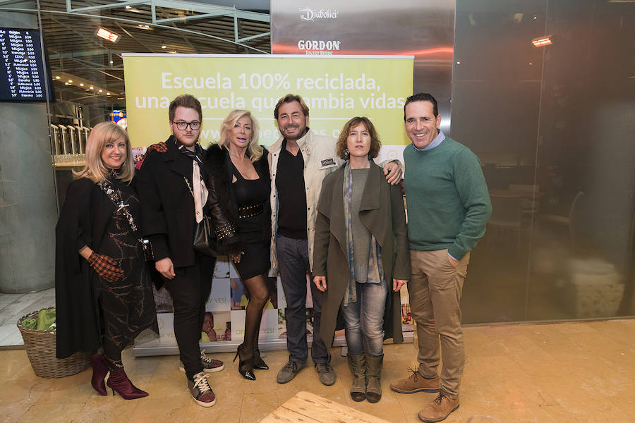 Políticos, empresarios, artistas, farmacéuticos, terapeutas, bancarios, comisarios o cocineros. Más de un centenar de valencianos acudieron el miércoles a la inauguración de la exposición de la fotógrafa Monia Antonioli 'Vente a Lamu', de la ONG valenciana One Day Yes, que permanecerá en Las cervezas del Mercado by BWK, en el Mercado de Colón, un par de meses. El objetivo de la exposición: sensibilizar a la ciudadanía de la situación de los niños en la isla de Lamu, en Kenia, e impulsar ayudas para mejorar su alimentación y educación.