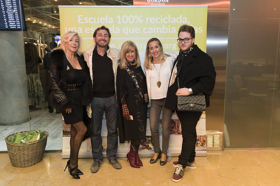 Políticos, empresarios, artistas, farmacéuticos, terapeutas, bancarios, comisarios o cocineros. Más de un centenar de valencianos acudieron el miércoles a la inauguración de la exposición de la fotógrafa Monia Antonioli 'Vente a Lamu', de la ONG valenciana One Day Yes, que permanecerá en Las cervezas del Mercado by BWK, en el Mercado de Colón, un par de meses. El objetivo de la exposición: sensibilizar a la ciudadanía de la situación de los niños en la isla de Lamu, en Kenia, e impulsar ayudas para mejorar su alimentación y educación.