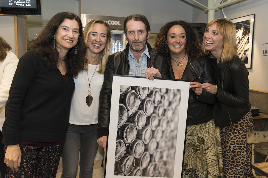 Políticos, empresarios, artistas, farmacéuticos, terapeutas, bancarios, comisarios o cocineros. Más de un centenar de valencianos acudieron el miércoles a la inauguración de la exposición de la fotógrafa Monia Antonioli 'Vente a Lamu', de la ONG valenciana One Day Yes, que permanecerá en Las cervezas del Mercado by BWK, en el Mercado de Colón, un par de meses. El objetivo de la exposición: sensibilizar a la ciudadanía de la situación de los niños en la isla de Lamu, en Kenia, e impulsar ayudas para mejorar su alimentación y educación.