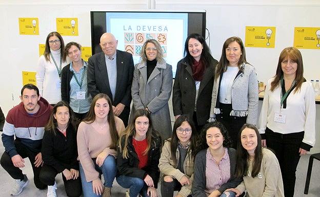 Directivos de la empresa mentora Grupo Madeplax y representantes de La Devesa School, con varios alumnos participantes en el proyecto STARTinnova. Arriba, de izquierda a derecha: Mª Carmen Tapia, coordinadora de Secundaria y Bachillerato; María Amigo, docente de Ciclos formativos y Secundaria; José Tolosa, presidente de Grupo Madeplax; Susana Tolosa, directora comercial de Grupo Madeplax; Cristina Goñi, Dirección Desarrollo de Personas Grupo Sorolla Educación; Silvia Clariana Espert, directora de La Devesa School y Raquel Ibáñez Oltra, Jefatura Didáctica.