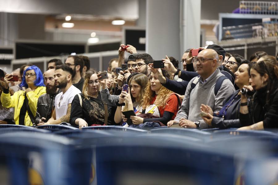 Los amantes de las series y películas de ficción, los videojuegos y el mundo del cómic tienen una cita dedicada a este universo. La Heroes Comic Con regresa a Valencia. La actriz Lena Headey, Cersei en 'Juego de tronos', ha visitado este sábado Heroes Comic Con Valencia. El evento, que tiene lugar en el recinto de Feria Valencia el sábado y el domingo de 10:00 a 20:00, ya ha dado el pistoletazo de salida y sus habituales y llamativos disfraces ya se dejan ver por la ciudad.