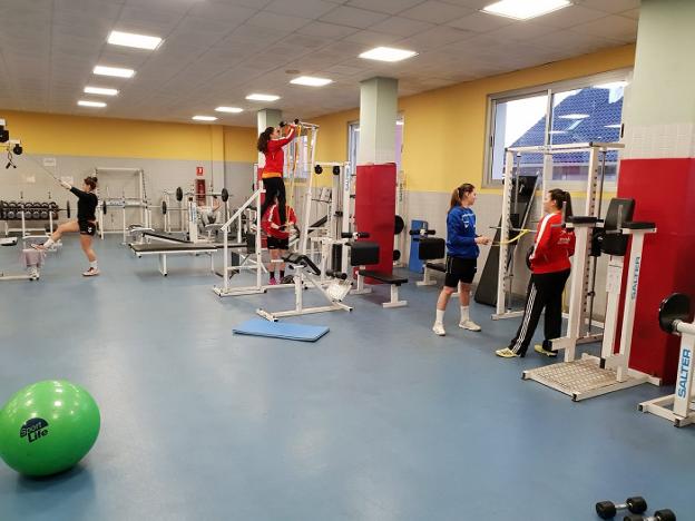 Jugadoras del Canyamelar, durante un entrenamiento reciente en el gimnasio. 