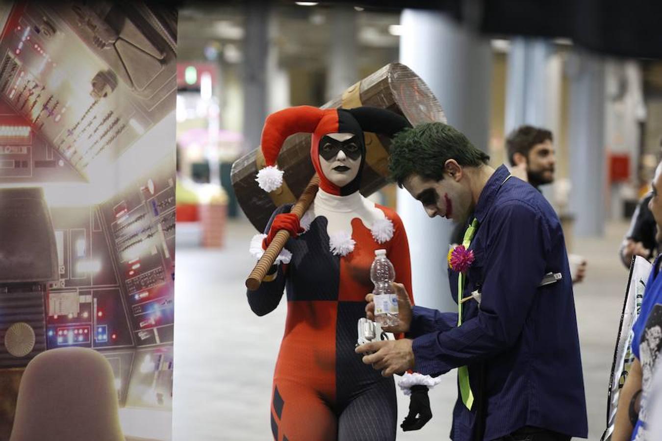 Los amantes de las series y películas de ficción, los videojuegos y el mundo del cómic tienen una cita dedicada a este universo. La Heroes Comic Con regresa a Valencia. La actriz Lena Headey, Cersei en 'Juego de tronos', ha visitado este sábado Heroes Comic Con Valencia. El evento, que tiene lugar en el recinto de Feria Valencia el sábado y el domingo de 10:00 a 20:00, ya ha dado el pistoletazo de salida y sus habituales y llamativos disfraces ya se dejan ver por la ciudad.