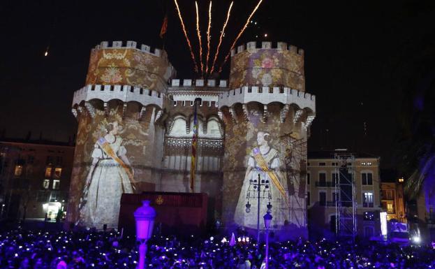 Espectáculo de fuegos artificiales sobre las Torres de Serranos en la Crida de 2018.