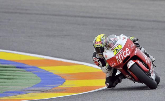 El piloto Toni Elías durante los entrenamientos de Moto GP del Gran Premio de la Comunitat Valenciana del pasado año en el Circuito Ricardo Tormo de Cheste.