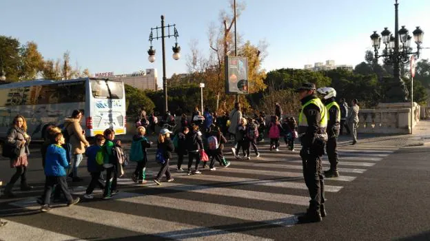 Los menores, ayer, cruzan la avenida para subir al autobús. 
