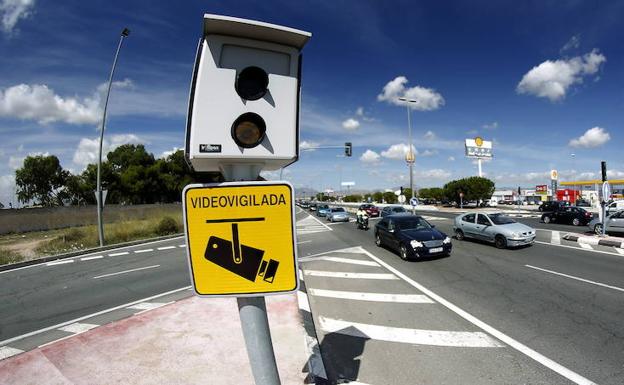 Un radar de tráfico en una carretera valenciana. 