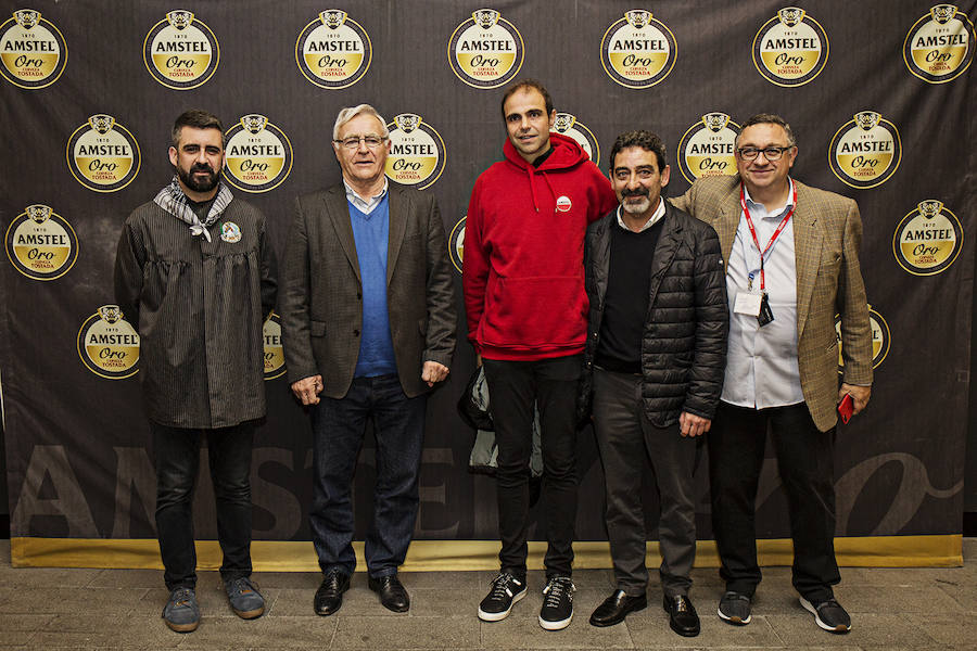 Ricardo Caballer ha sido el encargado de disparar este sábado en La Marina la que se considera la mascletà vertical más alta de la historia, con 120 metros de alto, 50 de ancho y cerca de 1.700 kilos de material pirotécnico que se han traducido en un total de 5.000 truenos. El espectáculo pirotécnico, que ha iluminado el cielo de Valencia y lo ha llenado de color, da el pistoletazo de salida a las Fallas 2019. 