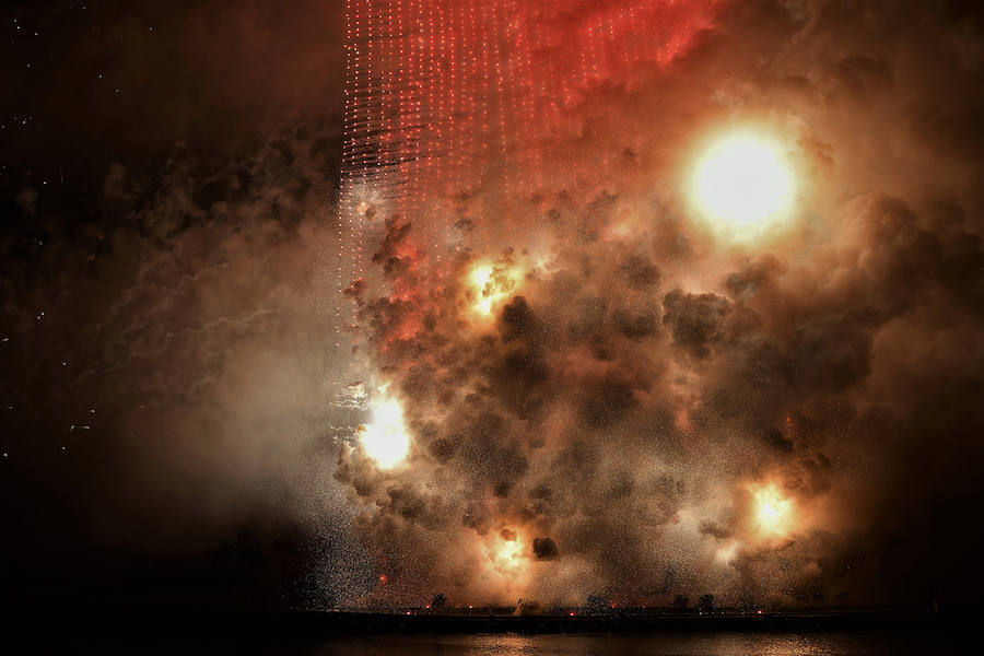 Ricardo Caballer ha sido el encargado de disparar este sábado en La Marina la que se considera la mascletà vertical más alta de la historia, con 120 metros de alto, 50 de ancho y cerca de 1.700 kilos de material pirotécnico que se han traducido en un total de 5.000 truenos. El espectáculo pirotécnico, que ha iluminado el cielo de Valencia y lo ha llenado de color, da el pistoletazo de salida a las Fallas 2019. 