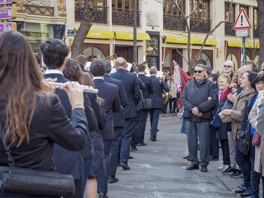 Un año más, tras la macrodespertà que da inicio a la jornada de apertura de la fiesta fallera, se ha celebrado la tradicional Entrada de Bandas de Música organizada por el Ayuntamiento de Valencia y la Delegación de Cultura de Junta Central Fallera. Un total de catorce bandas se daban cita en la Plaza de la Virgen para iniciar el recorrido que finalizaría en la Plaza del Ayuntamiento donde las Falleras Mayores de Valencia, Daniela Gómez de los Ángeles y Rocío Gil Uncio, junto al Presidente de Junta Central Fallera, Pere Fuset y las componentes de las Cortes de Honor recibían a todos los músicos participantes.