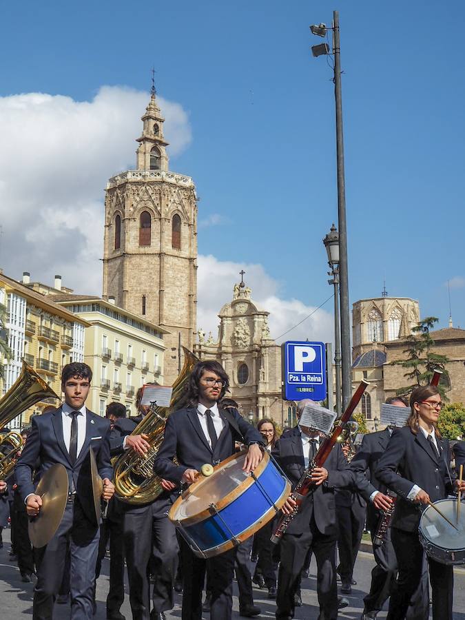 Un año más, tras la macrodespertà que da inicio a la jornada de apertura de la fiesta fallera, se ha celebrado la tradicional Entrada de Bandas de Música organizada por el Ayuntamiento de Valencia y la Delegación de Cultura de Junta Central Fallera. Un total de catorce bandas se daban cita en la Plaza de la Virgen para iniciar el recorrido que finalizaría en la Plaza del Ayuntamiento donde las Falleras Mayores de Valencia, Daniela Gómez de los Ángeles y Rocío Gil Uncio, junto al Presidente de Junta Central Fallera, Pere Fuset y las componentes de las Cortes de Honor recibían a todos los músicos participantes.