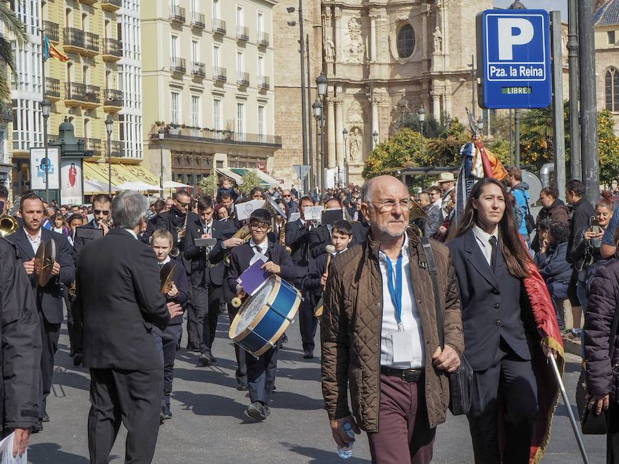 Un año más, tras la macrodespertà que da inicio a la jornada de apertura de la fiesta fallera, se ha celebrado la tradicional Entrada de Bandas de Música organizada por el Ayuntamiento de Valencia y la Delegación de Cultura de Junta Central Fallera. Un total de catorce bandas se daban cita en la Plaza de la Virgen para iniciar el recorrido que finalizaría en la Plaza del Ayuntamiento donde las Falleras Mayores de Valencia, Daniela Gómez de los Ángeles y Rocío Gil Uncio, junto al Presidente de Junta Central Fallera, Pere Fuset y las componentes de las Cortes de Honor recibían a todos los músicos participantes.