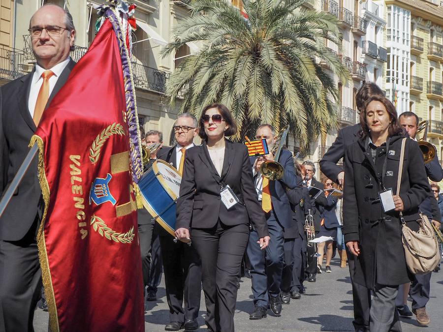 Un año más, tras la macrodespertà que da inicio a la jornada de apertura de la fiesta fallera, se ha celebrado la tradicional Entrada de Bandas de Música organizada por el Ayuntamiento de Valencia y la Delegación de Cultura de Junta Central Fallera. Un total de catorce bandas se daban cita en la Plaza de la Virgen para iniciar el recorrido que finalizaría en la Plaza del Ayuntamiento donde las Falleras Mayores de Valencia, Daniela Gómez de los Ángeles y Rocío Gil Uncio, junto al Presidente de Junta Central Fallera, Pere Fuset y las componentes de las Cortes de Honor recibían a todos los músicos participantes.