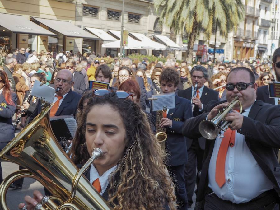 Un año más, tras la macrodespertà que da inicio a la jornada de apertura de la fiesta fallera, se ha celebrado la tradicional Entrada de Bandas de Música organizada por el Ayuntamiento de Valencia y la Delegación de Cultura de Junta Central Fallera. Un total de catorce bandas se daban cita en la Plaza de la Virgen para iniciar el recorrido que finalizaría en la Plaza del Ayuntamiento donde las Falleras Mayores de Valencia, Daniela Gómez de los Ángeles y Rocío Gil Uncio, junto al Presidente de Junta Central Fallera, Pere Fuset y las componentes de las Cortes de Honor recibían a todos los músicos participantes.