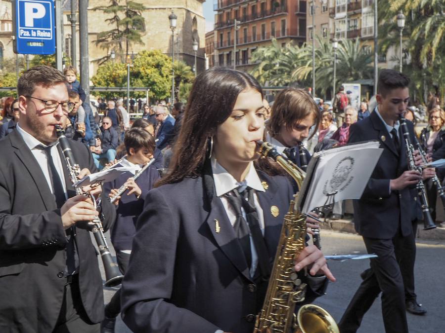 Un año más, tras la macrodespertà que da inicio a la jornada de apertura de la fiesta fallera, se ha celebrado la tradicional Entrada de Bandas de Música organizada por el Ayuntamiento de Valencia y la Delegación de Cultura de Junta Central Fallera. Un total de catorce bandas se daban cita en la Plaza de la Virgen para iniciar el recorrido que finalizaría en la Plaza del Ayuntamiento donde las Falleras Mayores de Valencia, Daniela Gómez de los Ángeles y Rocío Gil Uncio, junto al Presidente de Junta Central Fallera, Pere Fuset y las componentes de las Cortes de Honor recibían a todos los músicos participantes.