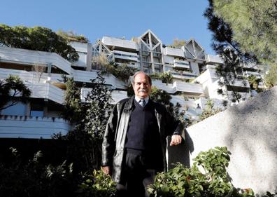 Imagen secundaria 1 - El arquitecto, Antonio Cortés, en el edificio Espai Verd de Valencia. 