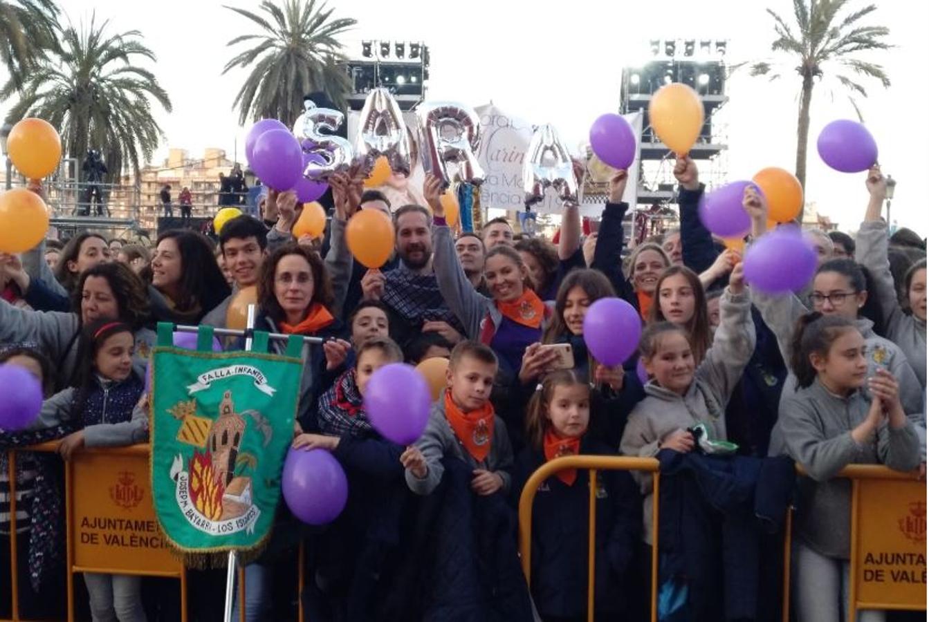 Miles de valencianos y comisiones falleras se han dado cita hoy domingo frente a las Torres de Serranos para participar en la tradicional Crida, acto que da el pistoletazo de salida a las Fallas 2019. Marina Civera y Sara Larrazábal, falleras mayores de Valencia 2019, son las encargadas de invitar a vivir y disfrutar la celebración josefina, fiesta declarada Patrimonio de la Humanidad por la UNESCO, tanto a valencianos como a visitantes y turistas.