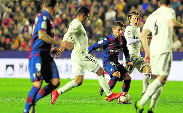 Bardhi conduce el balón rodeado por Casemiro y Modric.