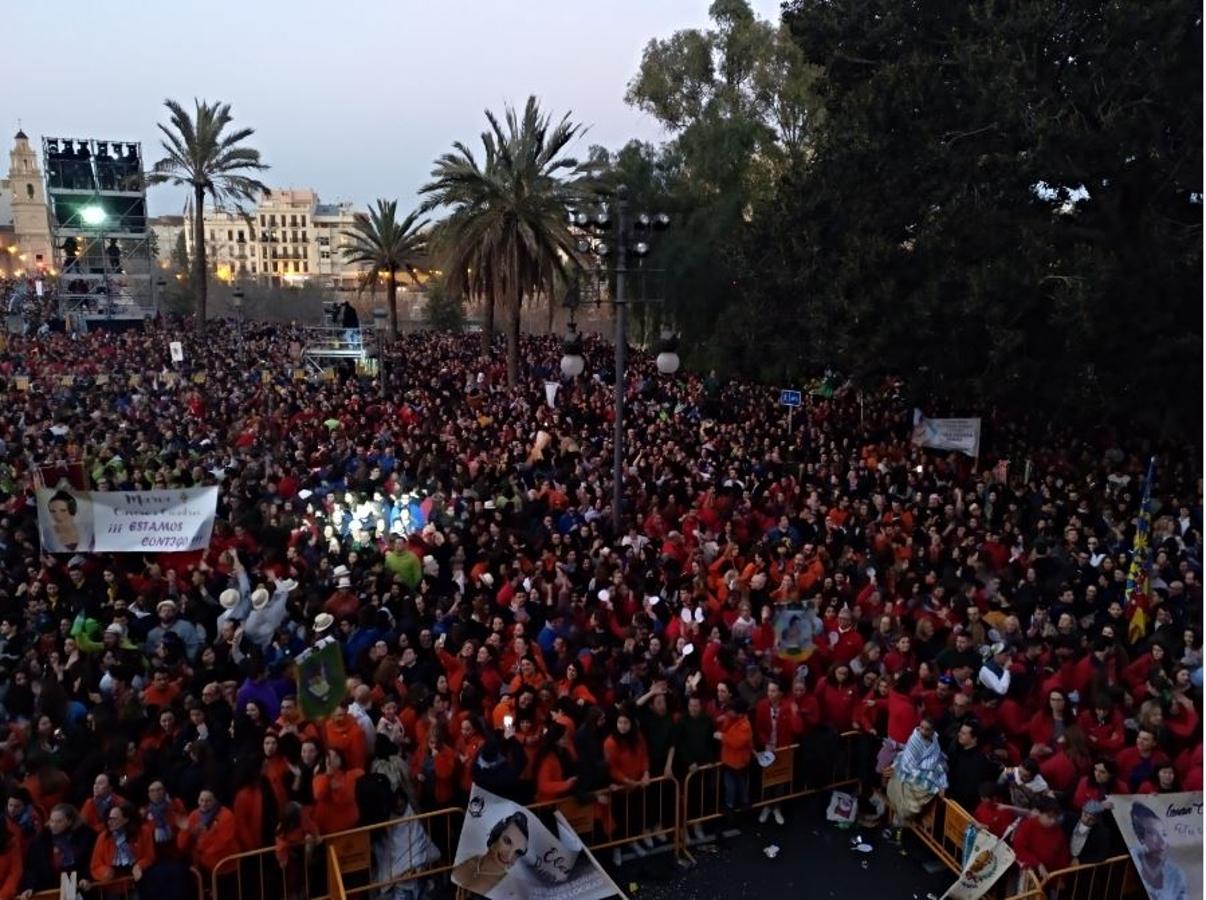 Miles de valencianos y comisiones falleras se han dado cita hoy domingo frente a las Torres de Serranos para participar en la tradicional Crida, acto que da el pistoletazo de salida a las Fallas 2019. Marina Civera y Sara Larrazábal, falleras mayores de Valencia 2019, son las encargadas de invitar a vivir y disfrutar la celebración josefina, fiesta declarada Patrimonio de la Humanidad por la UNESCO, tanto a valencianos como a visitantes y turistas.