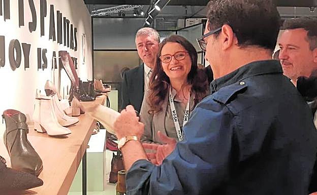 La vicepresidenta, Mónica Oltra, y el conseller de Economía, Rafael Climent, en la feria del calzado de Milán. 