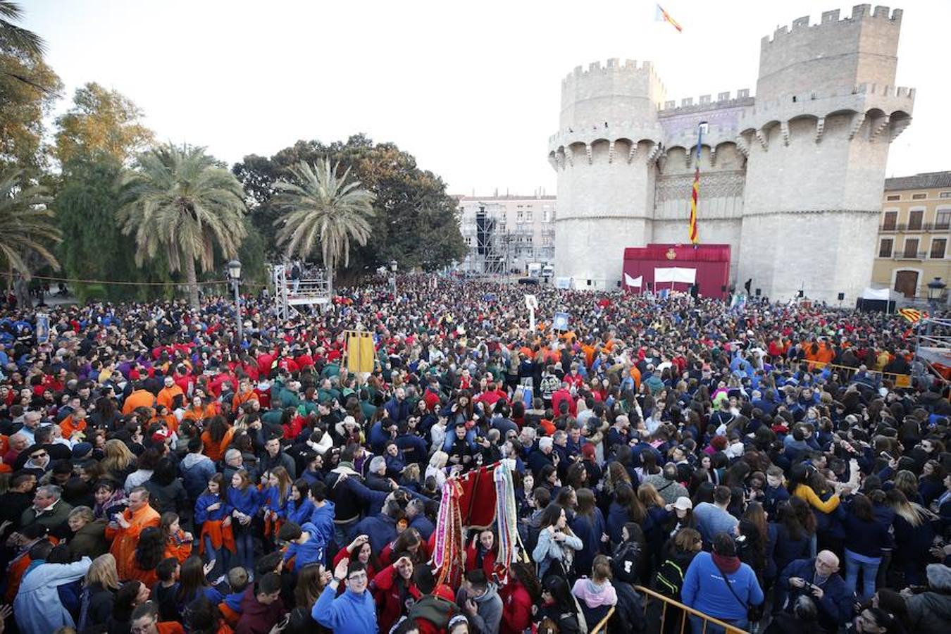 Miles de valencianos y comisiones falleras se han dado cita hoy domingo frente a las Torres de Serranos para participar en la tradicional Crida, acto que da el pistoletazo de salida a las Fallas 2019. Marina Civera y Sara Larrazábal, falleras mayores de Valencia 2019, son las encargadas de invitar a vivir y disfrutar la celebración josefina, fiesta declarada Patrimonio de la Humanidad por la UNESCO, tanto a valencianos como a visitantes y turistas.