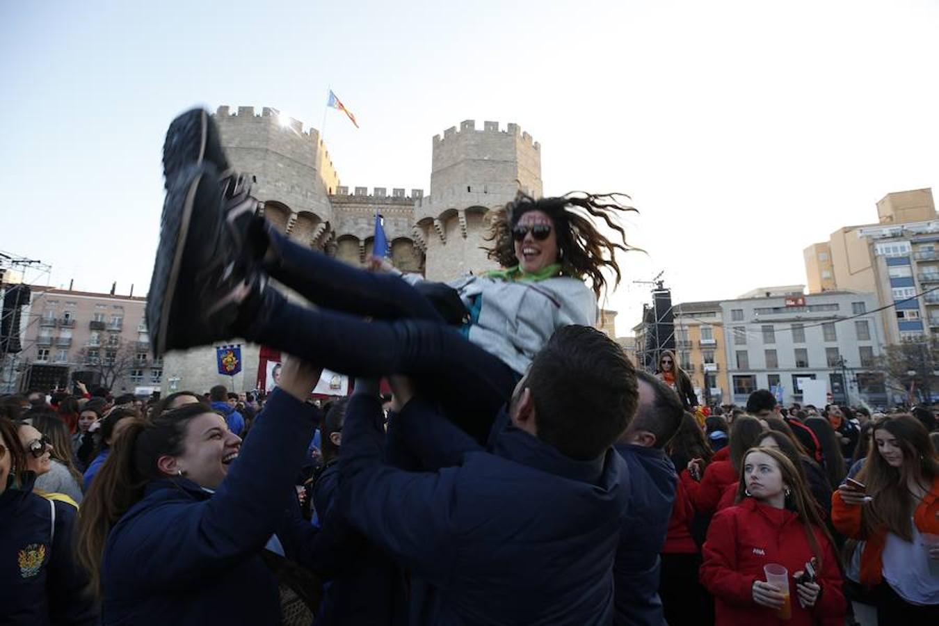 Miles de valencianos y comisiones falleras se han dado cita hoy domingo frente a las Torres de Serranos para participar en la tradicional Crida, acto que da el pistoletazo de salida a las Fallas 2019. Marina Civera y Sara Larrazábal, falleras mayores de Valencia 2019, son las encargadas de invitar a vivir y disfrutar la celebración josefina, fiesta declarada Patrimonio de la Humanidad por la UNESCO, tanto a valencianos como a visitantes y turistas.