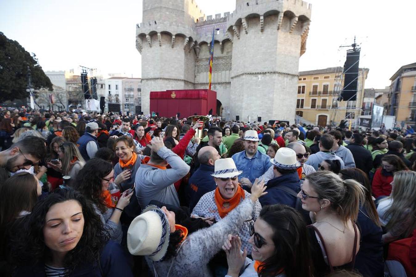 Miles de valencianos y comisiones falleras se han dado cita hoy domingo frente a las Torres de Serranos para participar en la tradicional Crida, acto que da el pistoletazo de salida a las Fallas 2019. Marina Civera y Sara Larrazábal, falleras mayores de Valencia 2019, son las encargadas de invitar a vivir y disfrutar la celebración josefina, fiesta declarada Patrimonio de la Humanidad por la UNESCO, tanto a valencianos como a visitantes y turistas.