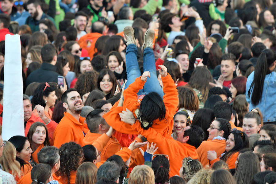 Miles de valencianos y comisiones falleras se han dado cita hoy domingo frente a las Torres de Serranos para participar en la tradicional Crida, acto que da el pistoletazo de salida a las Fallas 2019. Marina Civera y Sara Larrazábal, falleras mayores de Valencia 2019, son las encargadas de invitar a vivir y disfrutar la celebración josefina, fiesta declarada Patrimonio de la Humanidad por la UNESCO, tanto a valencianos como a visitantes y turistas.