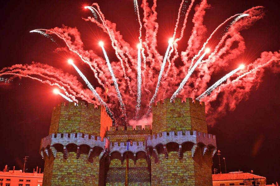 Miles de valencianos y comisiones falleras se han dado cita hoy domingo frente a las Torres de Serranos para participar en la tradicional Crida, acto que da el pistoletazo de salida a las Fallas 2019. Marina Civera y Sara Larrazábal, falleras mayores de Valencia 2019, son las encargadas de invitar a vivir y disfrutar la celebración josefina, fiesta declarada Patrimonio de la Humanidad por la UNESCO, tanto a valencianos como a visitantes y turistas.