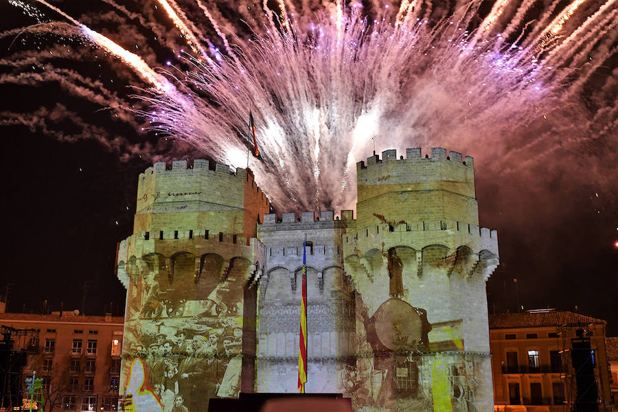 Miles de valencianos y comisiones falleras se han dado cita hoy domingo frente a las Torres de Serranos para participar en la tradicional Crida, acto que da el pistoletazo de salida a las Fallas 2019. Marina Civera y Sara Larrazábal, falleras mayores de Valencia 2019, son las encargadas de invitar a vivir y disfrutar la celebración josefina, fiesta declarada Patrimonio de la Humanidad por la UNESCO, tanto a valencianos como a visitantes y turistas.