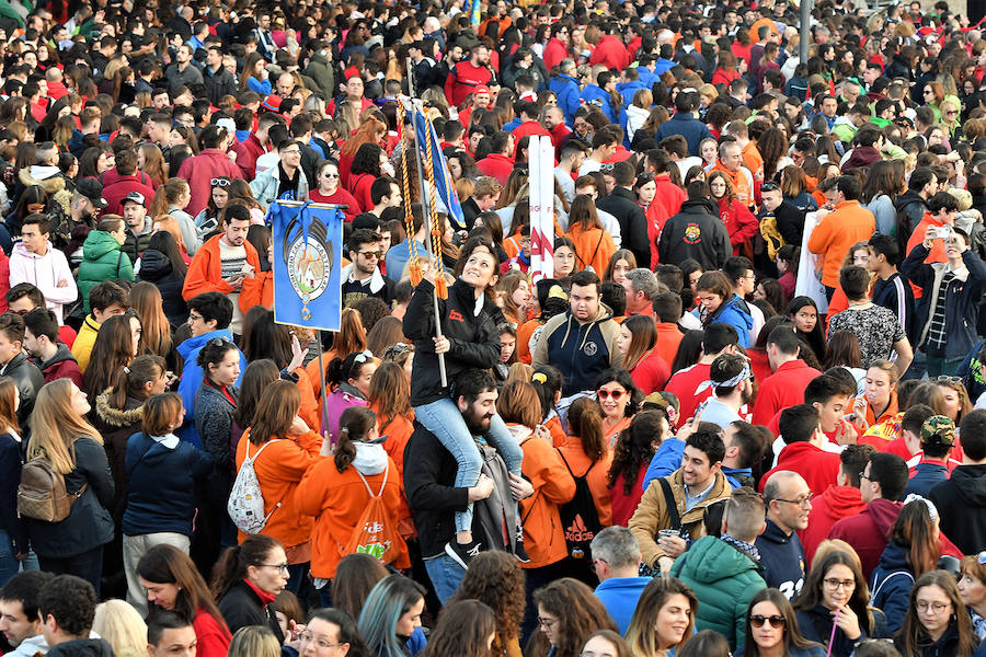 Miles de valencianos y comisiones falleras se han dado cita hoy domingo frente a las Torres de Serranos para participar en la tradicional Crida, acto que da el pistoletazo de salida a las Fallas 2019. Marina Civera y Sara Larrazábal, falleras mayores de Valencia 2019, son las encargadas de invitar a vivir y disfrutar la celebración josefina, fiesta declarada Patrimonio de la Humanidad por la UNESCO, tanto a valencianos como a visitantes y turistas.