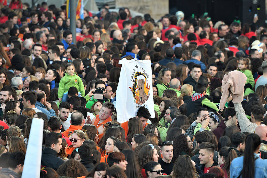 Miles de valencianos y comisiones falleras se han dado cita hoy domingo frente a las Torres de Serranos para participar en la tradicional Crida, acto que da el pistoletazo de salida a las Fallas 2019. Marina Civera y Sara Larrazábal, falleras mayores de Valencia 2019, son las encargadas de invitar a vivir y disfrutar la celebración josefina, fiesta declarada Patrimonio de la Humanidad por la UNESCO, tanto a valencianos como a visitantes y turistas.