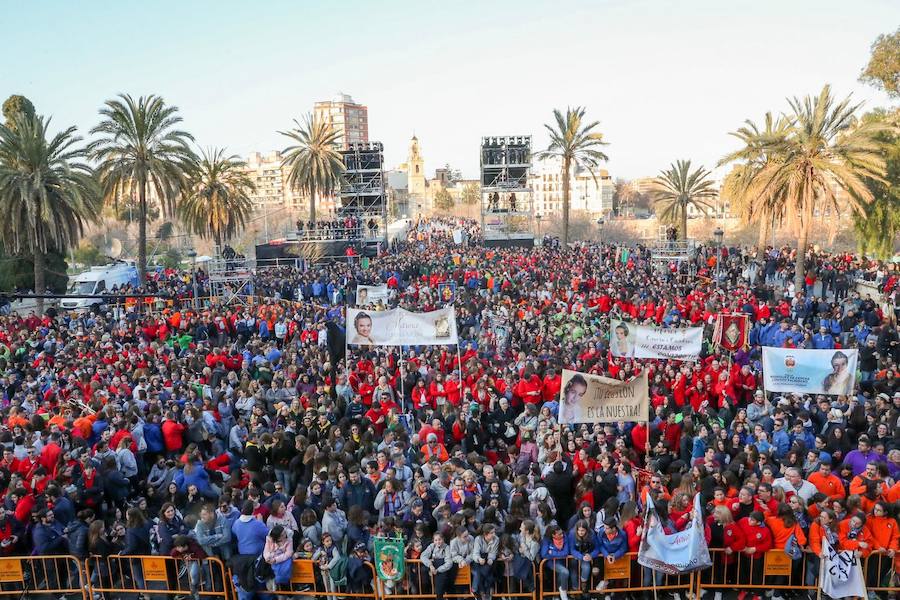 Miles de valencianos y comisiones falleras se han dado cita hoy domingo frente a las Torres de Serranos para participar en la tradicional Crida, acto que da el pistoletazo de salida a las Fallas 2019. Marina Civera y Sara Larrazábal, falleras mayores de Valencia 2019, son las encargadas de invitar a vivir y disfrutar la celebración josefina, fiesta declarada Patrimonio de la Humanidad por la UNESCO, tanto a valencianos como a visitantes y turistas.