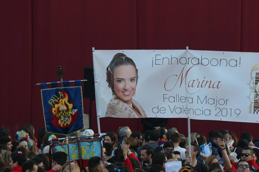 Miles de valencianos y comisiones falleras se han dado cita hoy domingo frente a las Torres de Serranos para participar en la tradicional Crida, acto que da el pistoletazo de salida a las Fallas 2019. Marina Civera y Sara Larrazábal, falleras mayores de Valencia 2019, son las encargadas de invitar a vivir y disfrutar la celebración josefina, fiesta declarada Patrimonio de la Humanidad por la UNESCO, tanto a valencianos como a visitantes y turistas.