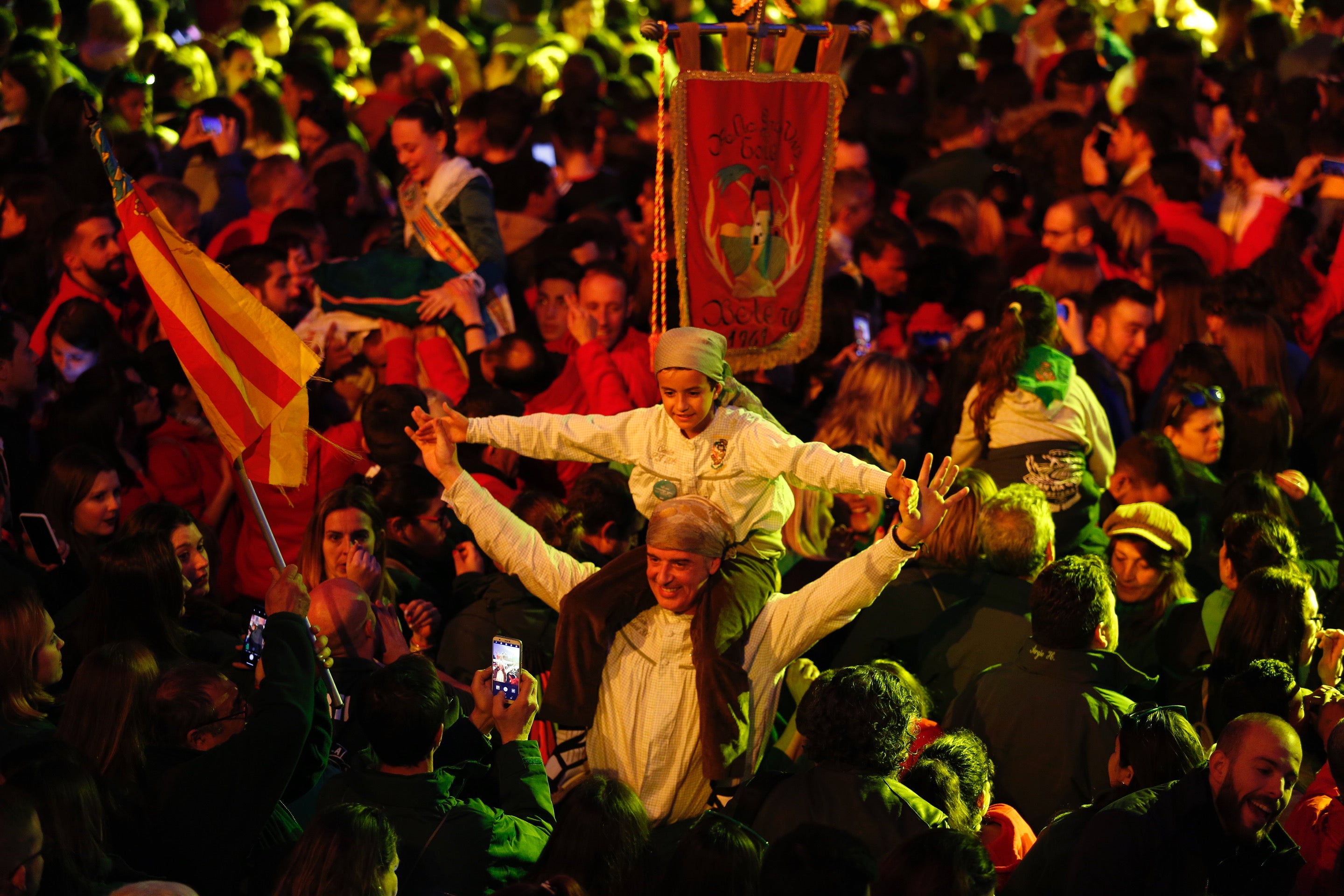 Miles de valencianos y comisiones falleras se han dado cita hoy domingo frente a las Torres de Serranos para participar en la tradicional Crida, acto que da el pistoletazo de salida a las Fallas 2019. Marina Civera y Sara Larrazábal, falleras mayores de Valencia 2019, son las encargadas de invitar a vivir y disfrutar la celebración josefina, fiesta declarada Patrimonio de la Humanidad por la UNESCO, tanto a valencianos como a visitantes y turistas.